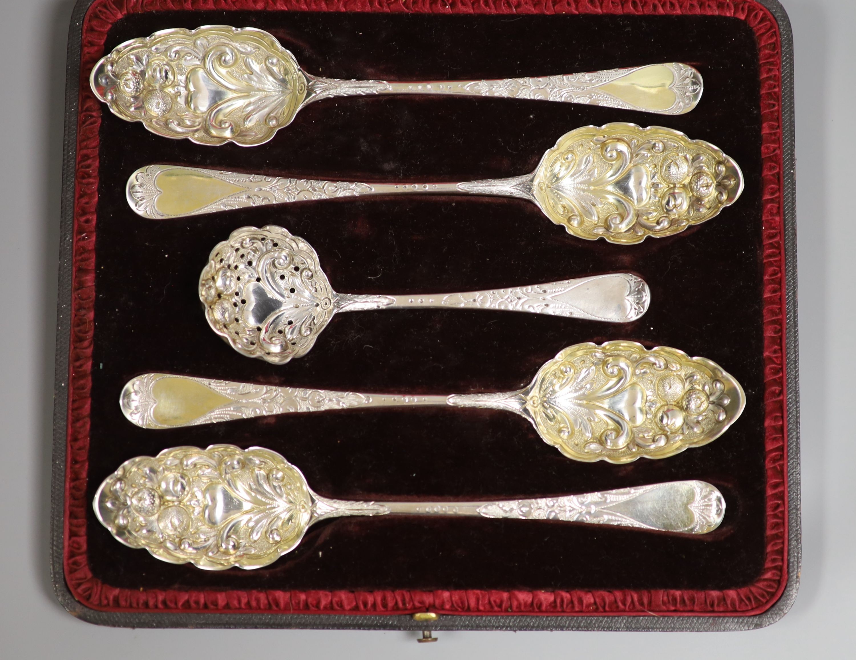 A cased matched George III silver five piece berry and sifter spoon dessert set, 8.5oz.